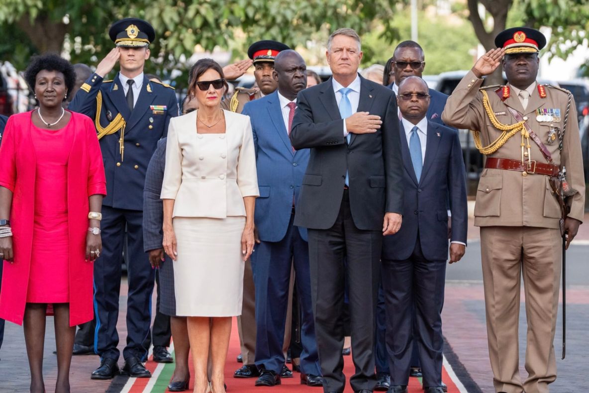  Klaus Iohannis şi soţia sa au ajuns în Tanzania. Cuplul prezidenţial va merge și în Zanzibar