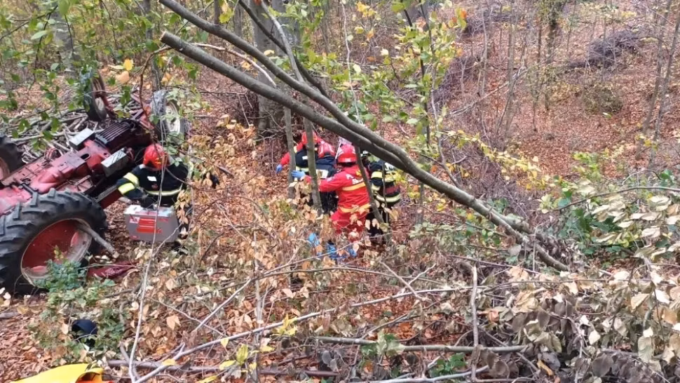 Doi bărbați au fost striviţi de tractor, în timp ce furau lemne 