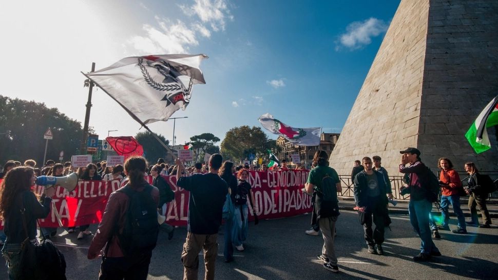 Italienilor le-a ajuns cuțitul la os. Au ieșit în stradă. „Poporului îi este foame”