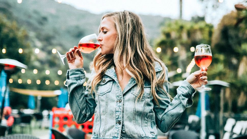 9 lucruri pe care fiecare femeie ar trebui să le facă singură măcar o dată în viață - Fără restricții sau regrete, pură bucurie!