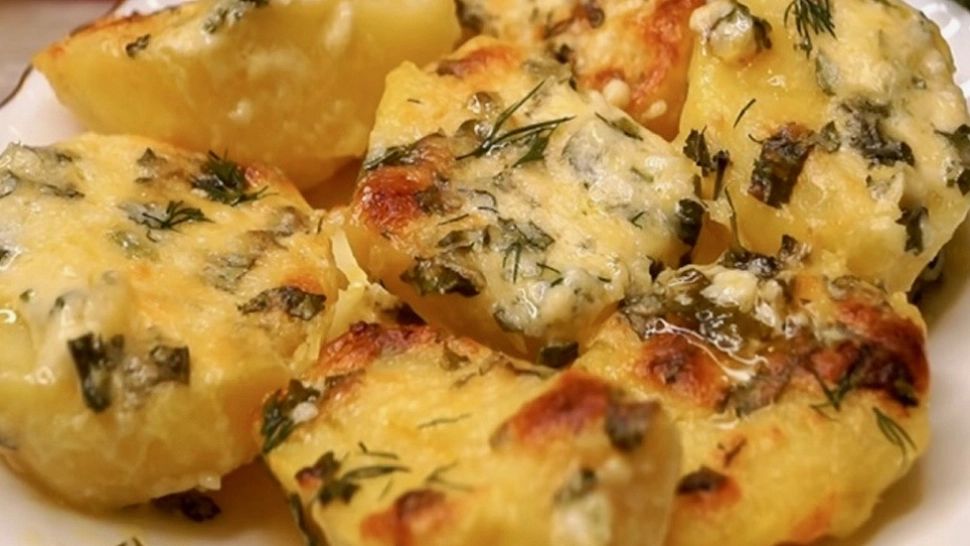 Cartofi copți cu unt și usturoi: Rețeta pe care nu o știai - Este și garnitura perfectă pentru carne, pește sau cu o salată