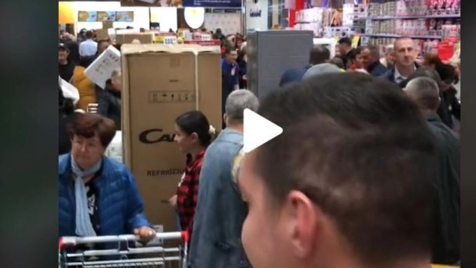 Centru comercial inaugurat cu scandal și îmbrânceli - Românii s-au înghesuit să cumpere televizoare și mașini de spălat