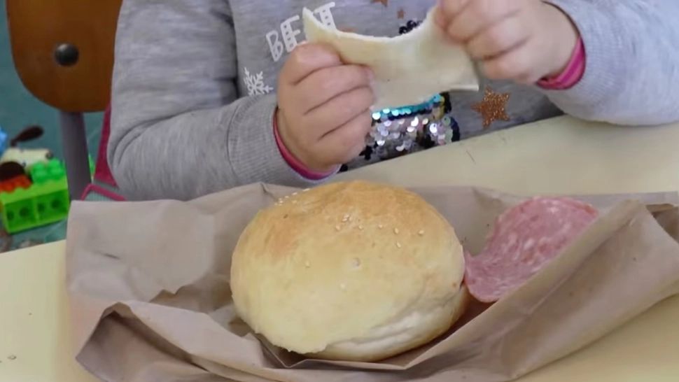 Fast-food în școli: elevii, hrăniți cu salam și cartofi prăjiți - FOTO