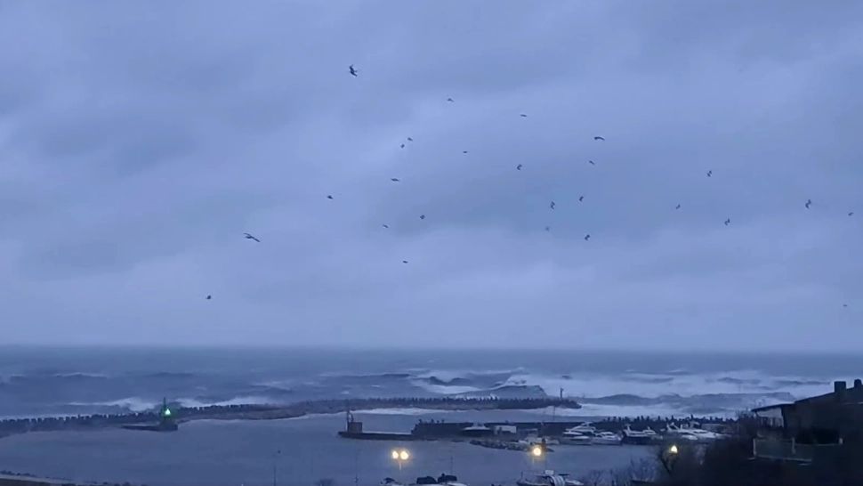 Alertă pe Marea Neagră. O barjă cu 3 marinari a fost luată de furtună, vremea rea îngreunează salvarea - VIDEO