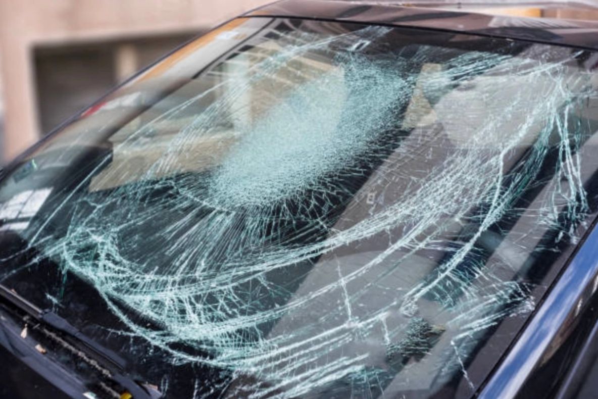 Bătaie cu bâte și pietre, într-o comună din Dâmbovița, din cauza unei mașini parcate. Scandalul, întreținut de mai multe femei
