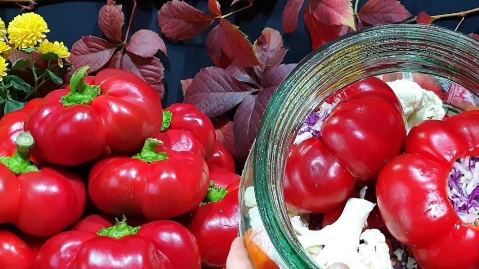 O rețetă de murături de sezon: Gogoșari umpluți cu conopidă murată - Trucul simplu de care e bine să ții cont