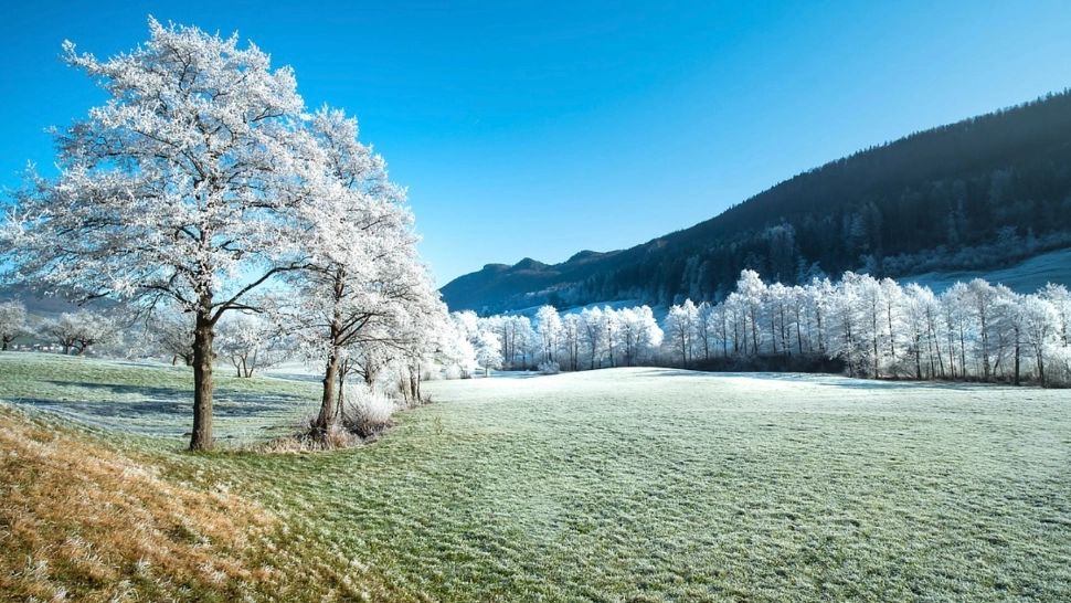 Toamnă capricioasă în România: caniculă în septembrie, ninsori în octombrie. Prognoza actualizată - când începe să ningă în România?