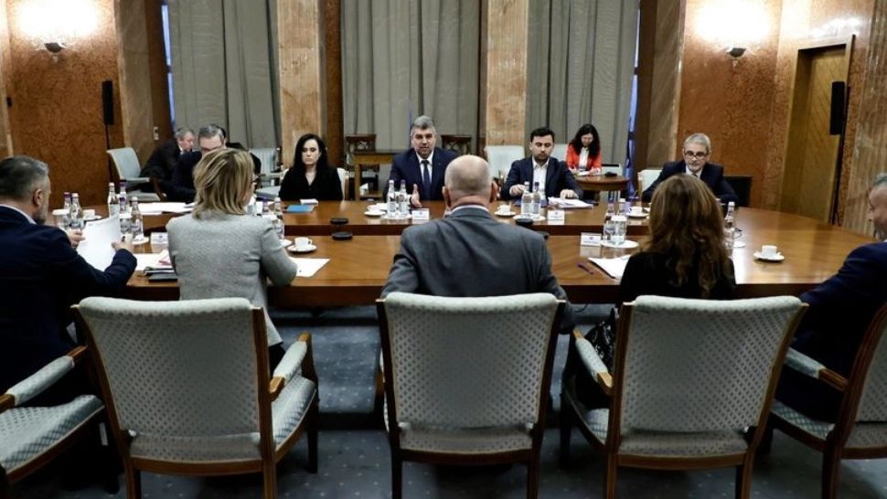 Angajații din Ministerul Muncii au suspendat protestele. Cum i-au convins premierul și ministrul Muncii