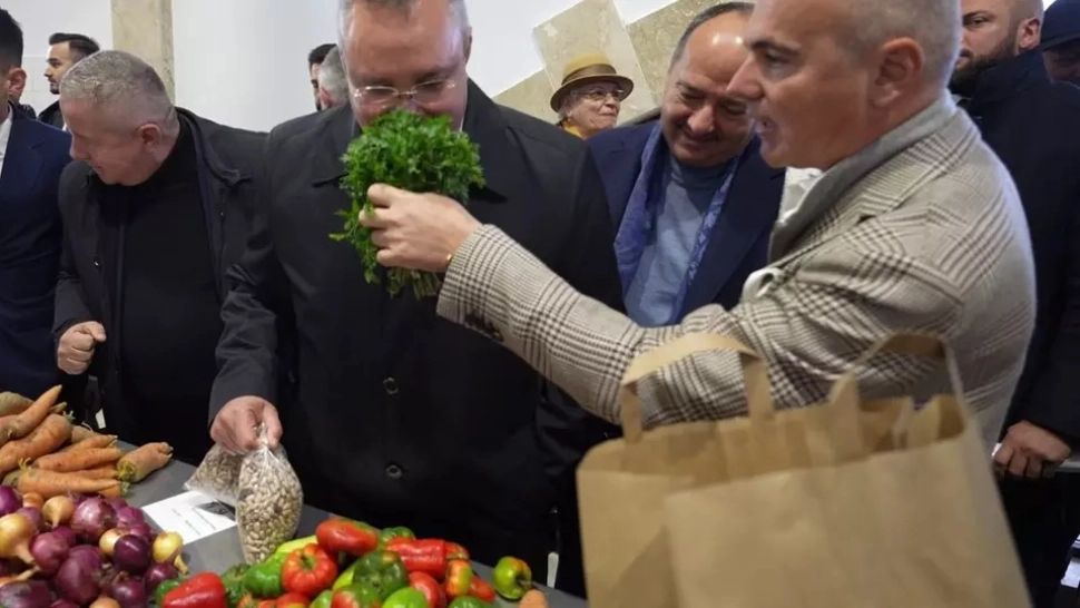 Nicolae Ciucă, la cumpărături în piață, alături de Lucian Bode și Rareș Bogdan - Imagini senzaționale