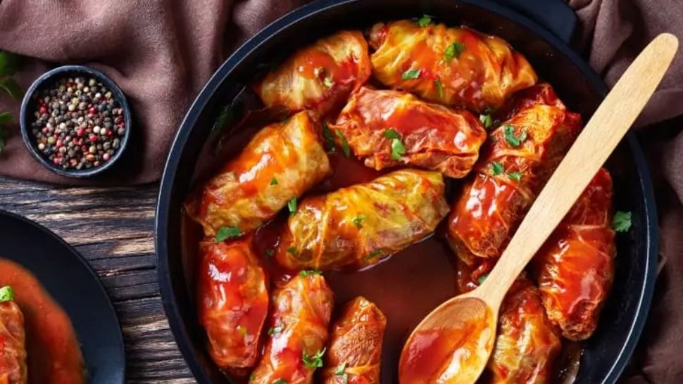 Războiul SARMALELOR. Fanii lui Jamie Oliver au stârnit o furtună pentru că au numit produsul "rulouri de carne învelite în varză" 