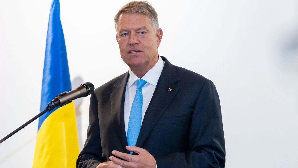 Klaus Iohannis nu renunță la vizitele exotice: Merge în Dubai imediat după recepția de 1 Decembrie, pentru un discurs de 3 minute