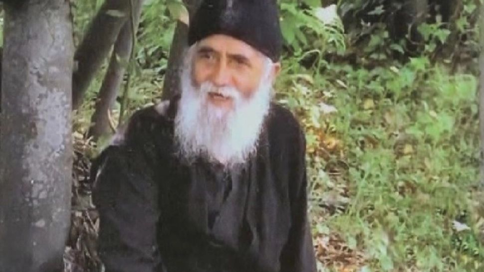 Unul dintre cei mai iubiți preoți de la Muntele Athos: Diagnosticul nu îl găseşti la medic, pentru că boala ta e din blestem