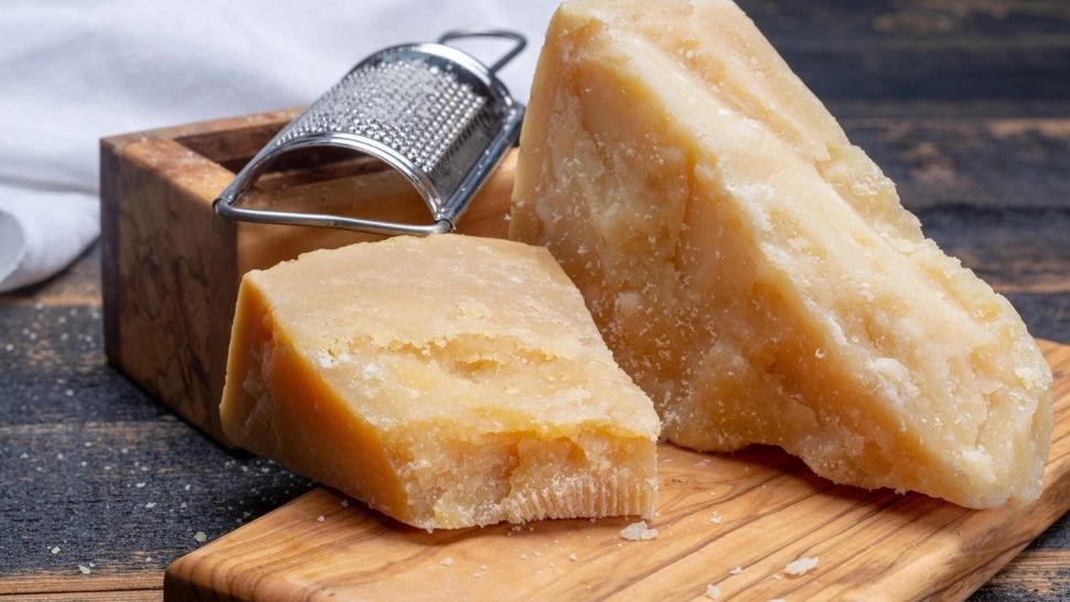 De ce să nu cumperi din magazine cașcaval ras sau parmezan. Sigur nu te-ai fi gândit la asta!