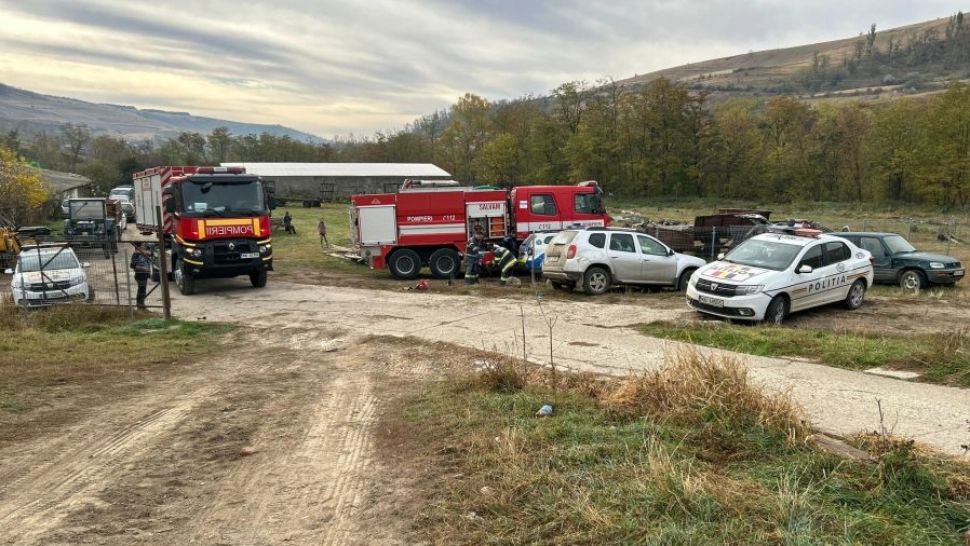 Tragedie într-o comună din jud. Bacău: 3 persoane au murit prinse sub dărămături, după ce planșeul unei ferme agricole s-a dărâmat. Patronul, printre victime