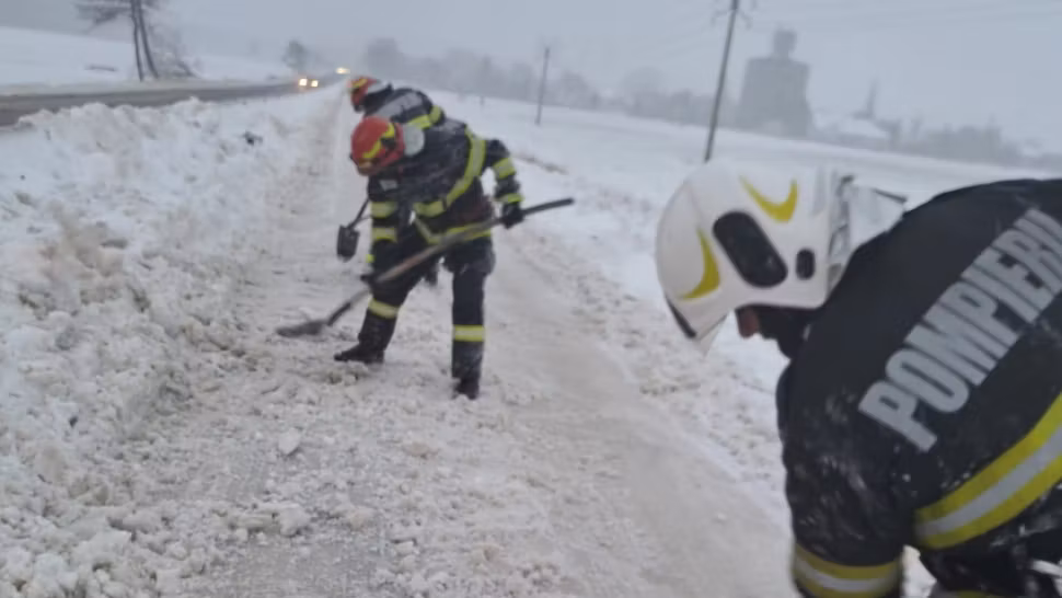 Lupta cu vremea nemiloasă: Pompierii ISU Constanța intervin pentru deszăpezirea a 32 de autoturisme şi două microbuze cu peste 70 de persoane