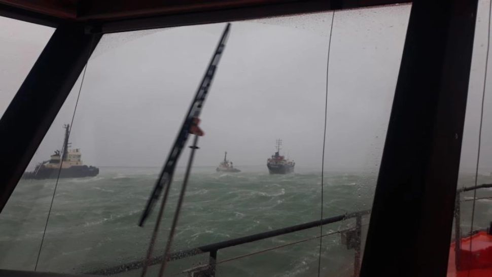 O navă aflată în rada interioară a Portului Constanţa a suferit avarii semnificative, după ce a lovit un dig de protecţie