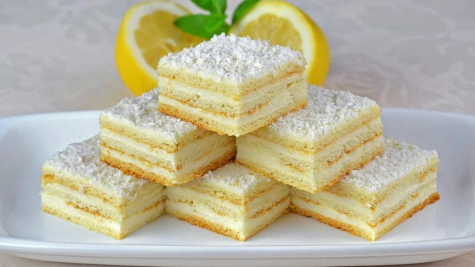 Prăjitură Albă ca Zăpada cu cremă de lămâie, desertul preferat al bunicii: ingredientul care frăgezește foile