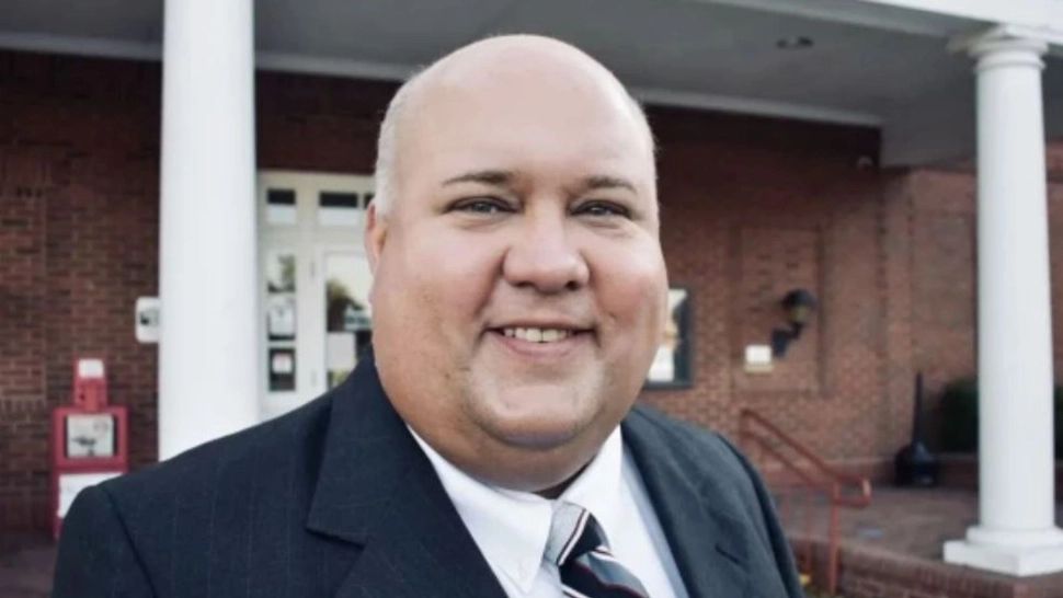 Un primar s-a sinucis după ce au fost publicate pe internet imagini cu el îmbrăcat în haine de femeie: "Ce fac eu în viața privată este treaba mea"