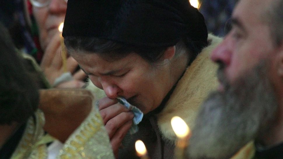 Este bine să atingi veșmintele preoților? Secretul de care mulți nu țin cont