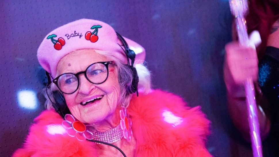 Influenceriță la 95 de ani. Face furori pe toate rețelele