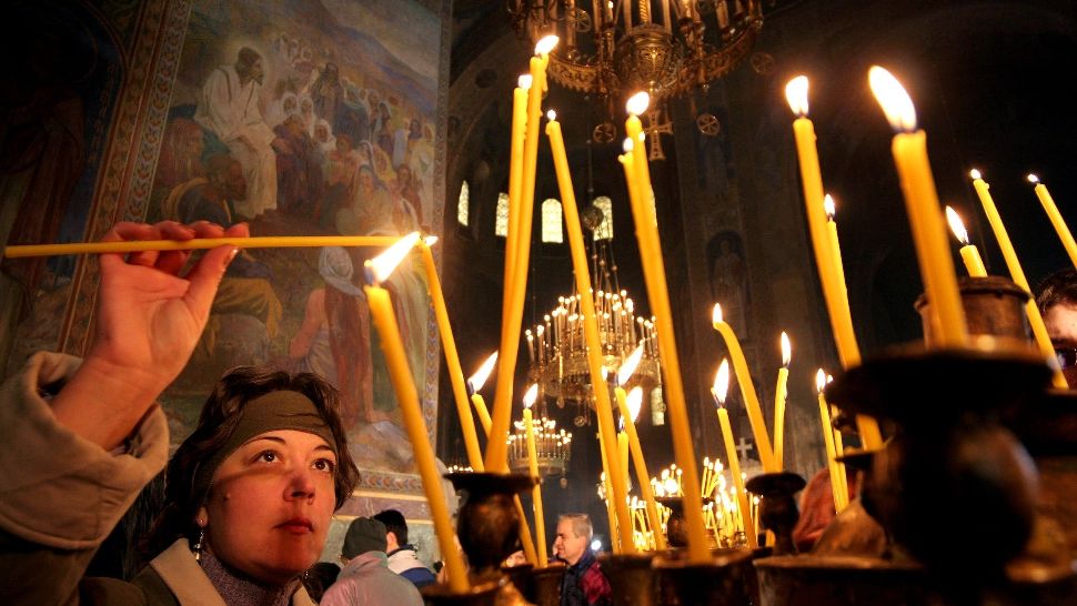 Când sunt Moșii de toamnă în 2023. Ce trebuie să dai neapărat de pomană pentru sufletele adormiților - rânduieli bisericești