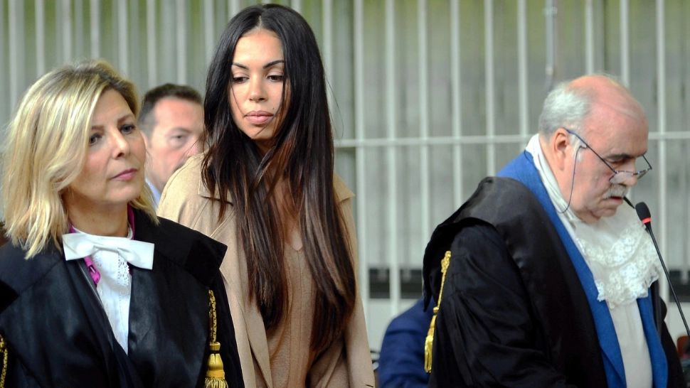 Urmașii lui Berlusconi le taie banii tinerelor de la petrecerile "bunga-bunga" şi le dă afară din apartamentele miliardarului