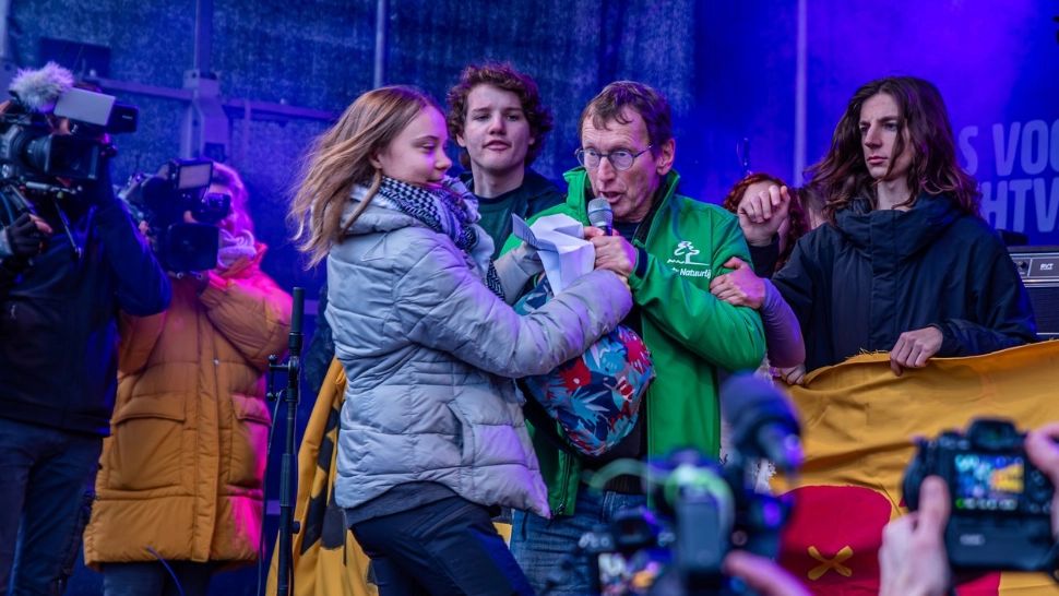 Microfonul Gretei Thunberg, smuls de un bărbat la un miting pentru climă - Activista, aspru criticată pentru mesajele pro-palestiniene - VIDEO