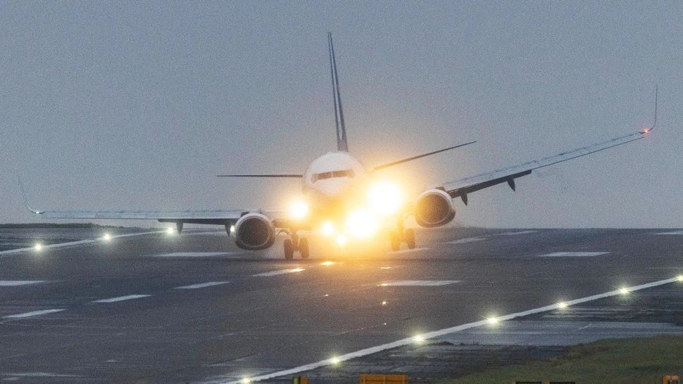 Aeronavă cu români la bord, lovită de fulger, în Italia 