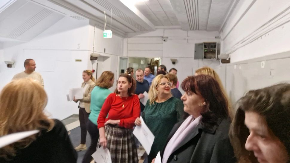 Protest spontan la ușa lui Rafila. Salariații din Min. Sănătății au întrerupt lucrul, Rafila nu i-a băgat în seamă. Situație de criză în spitalele din București