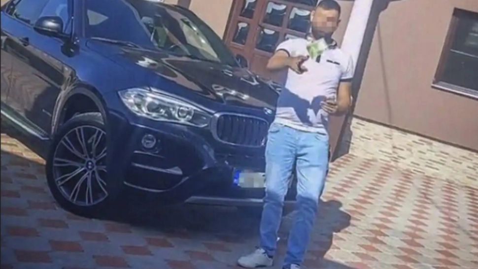 Doi români au înșelat un pensionar spaniol și l-au lăsat fără 100.000 de euro. Cuplul afișa viața de "lux" pe internet, să vadă rudele din țară