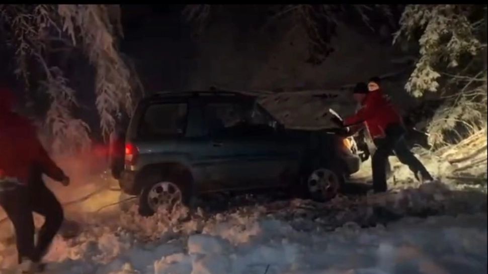 Trei copii cu vârste între 3 și 7 ani, salvați în ultima clipă din mijlocul nămeților - FOTO