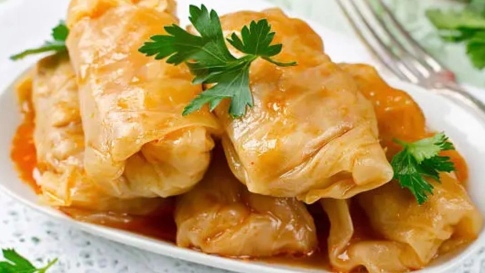 Secretele bucătăreselor croate când pregătesc sarmale. Ce ingrediente neașteptate adaugă în preparatul iubit de români