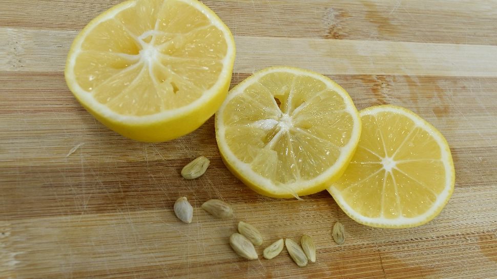 Nu mai arunca lămâile stoarse! Cinci trucuri geniale care îți fac casa lună fără soluții chimice scumpe