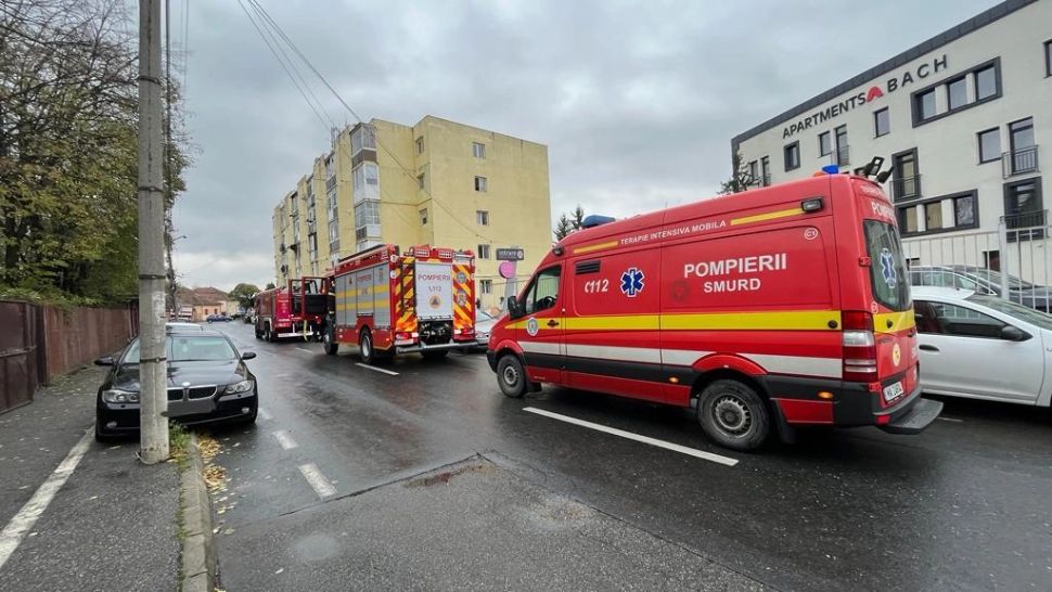 Explozie într-un bloc de la periferia Sibiului. O femeie este grav rănită, alți 7 locatari au reușit să scape
