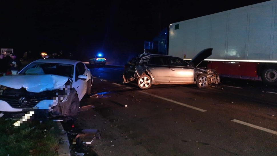 Accident grav la ieșirea din Sighișoara. Două mașini și un TIR implicate. 7 persoane rănite, între care 2 copii