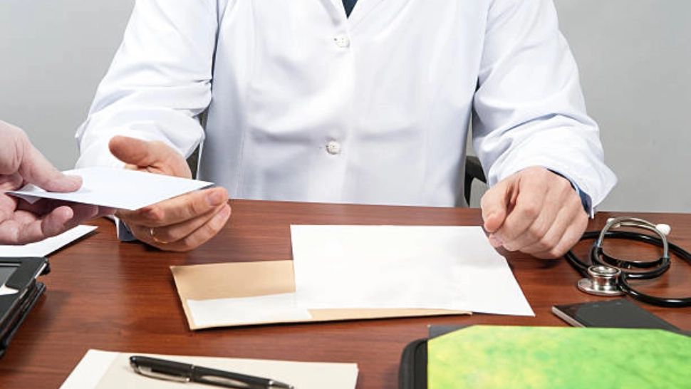 Șpaga din spitale a ajuns subiect de chestionar oficial. Toți românii externați vor trebui să răspundă la întrebare