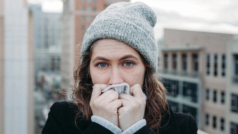 7 motive pentru care ți-e frig mereu. Ce semnal de alarmă îți transmite, de fapt, corpul