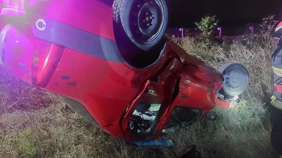 La 19 ani, cu permisul deja suspendat, a fugit de polițiști, până s-a proptit cu mașina într-o râpă