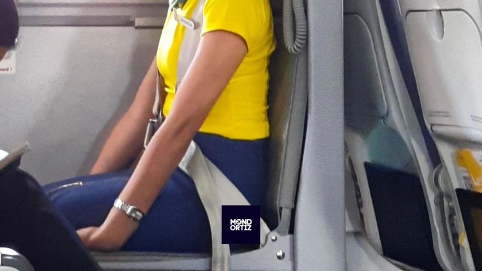 De ce își țin mâinile sub coapse stewardesele atunci când aterizează sau decoleaza avionul