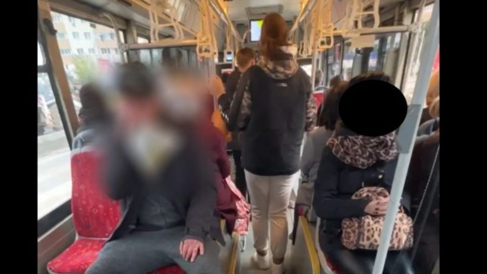 Scenă șocantă într-un autobuz din Alba Iulia. Un tânăr "trage din pungă", în fața călătorilor - VIDEO