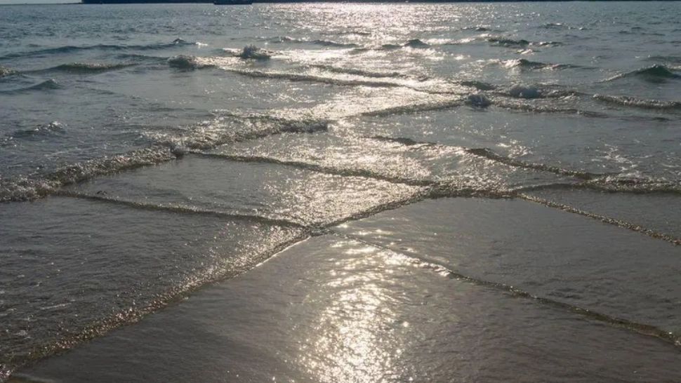 Fugi din apa mării dacă vezi VALURI PĂTRATE! Efectul poate fi fatal