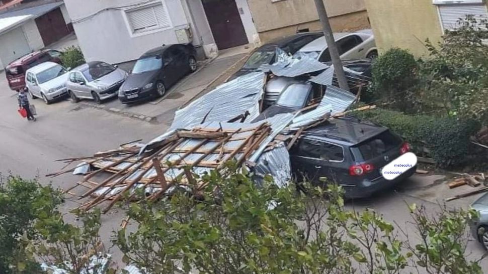 Vremea rea a făcut ravagii în țară: localități fără electricitate, drumuri închise, case și mașini distruse