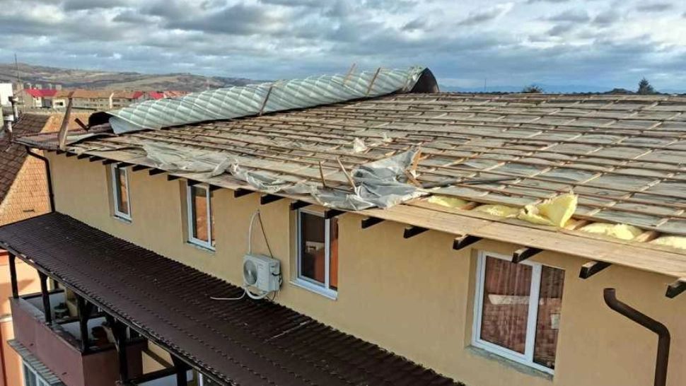 Vântul a desprins acoperișul unui bloc din Brașov 