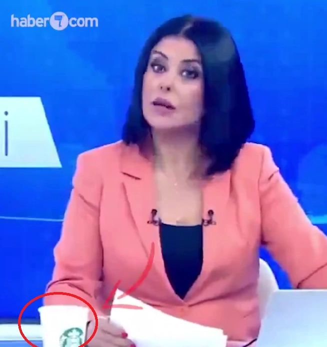 Prezentatoare TV, concediată pentru că a pus un pahar de cafea Starbucks pe pupitru, în timpul unui jurnal - Scandal uriaș în Turcia
