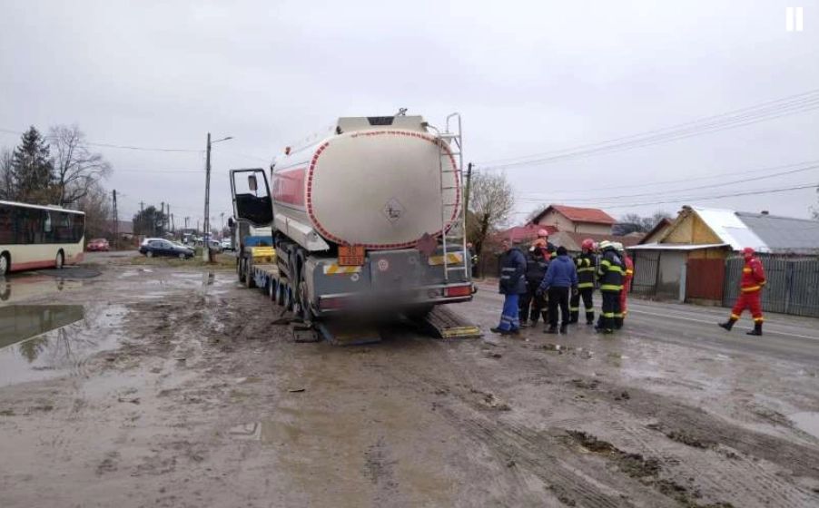 O cisternă cu motorină, în pericol să cadă de pe un trailer pe DN1A - Trafic restricționat pe ambele sensuri de mers