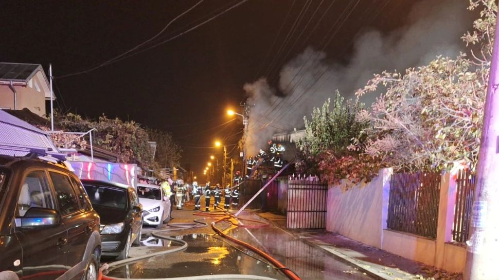 Incendiu periculos în București, flăcările au cuprins 4 locuințe. Intervenție în forță a pompierilor