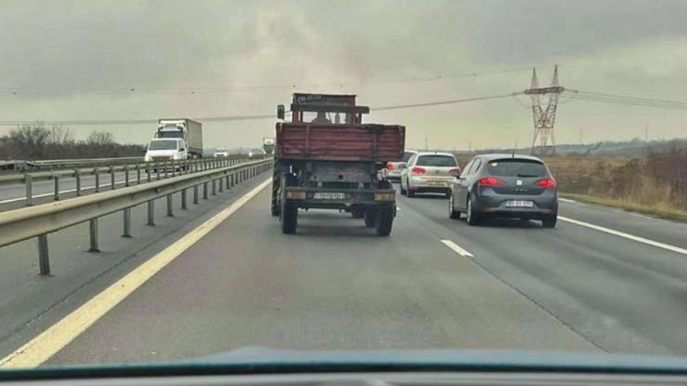 Tractor, surprins pe autostradă - Şoferul avea o alcoolemie de peste 1 la mie în aerul expirat