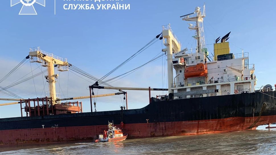 Explozie la bordul unei nave care transporta cereale pe Marea Neagră, după ce a lovit o mină rusească. 2 răniți