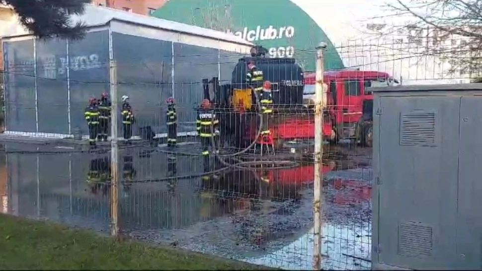 Alertă în București - O cisternă cu material pentru asfaltat a luat foc - Circulația este oprită