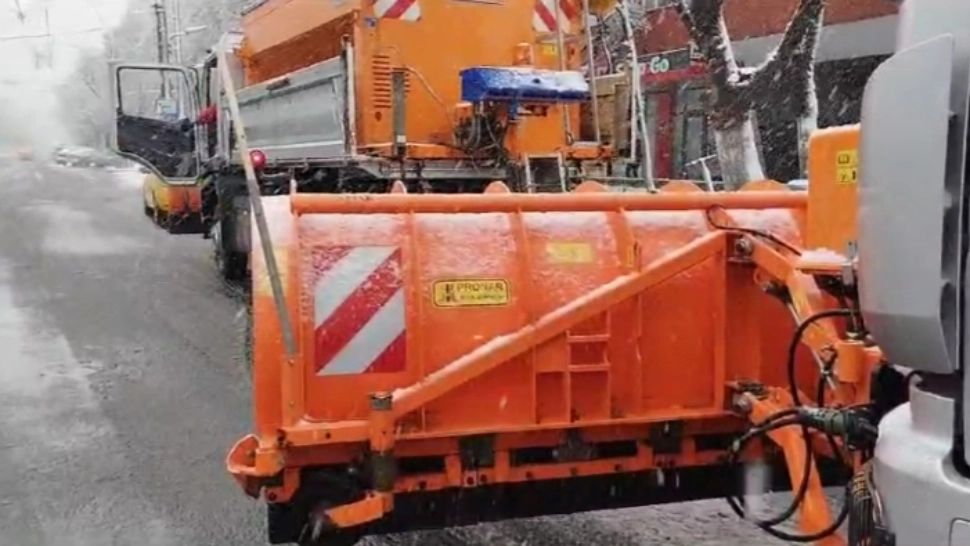 Responsabilii cu deszăpezirea din Sectorul 4, pregătiți în orice moment să alunge efectele iernii - FOTO